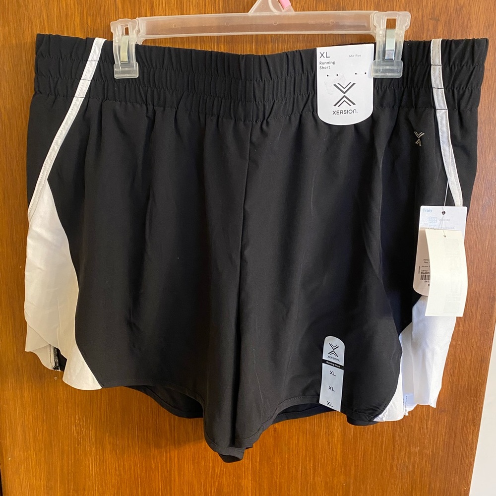 Women’s XL Mid-Rise Xersion black & white running shorts, NWT